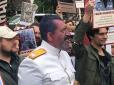 Червоні зірки та георгіївські стрічки: У центрі Києва сталися сутички на акції з нагоди 9 травня (відео)