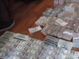 Украли 580 тис. доларів, поки люди скидаються на ЗСУ!  Працівники Міноборони хотіли нажитись на закупівлі бронежилетів для військових