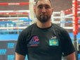 Казахстанський боксер впав у кому після поразки в чемпіонському бою - відео моторошного нокауту